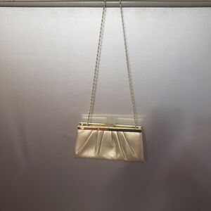 ELEGANT LIGHT GOLD JESSICA MCCLINTOCK CLUTCH WITH GOLD CHAIN.